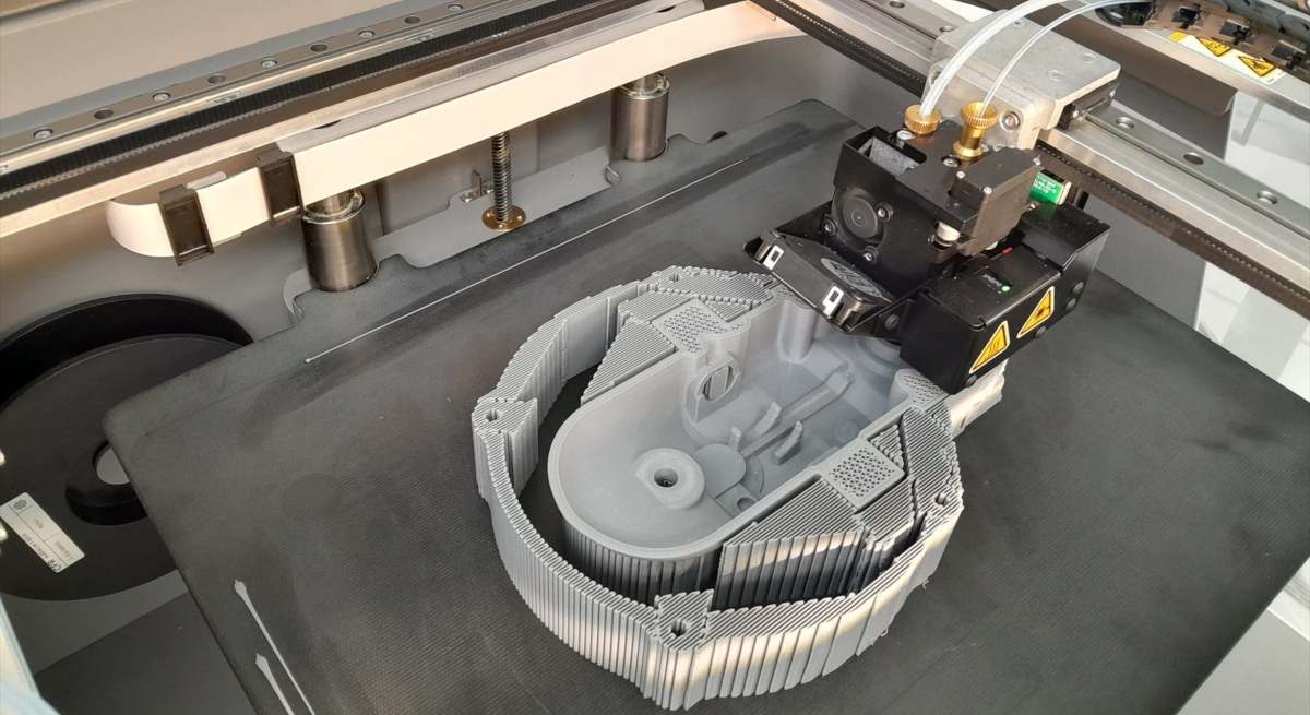 Impresora 3D con la que se fabrican piezas para la flota de Renfe / EP