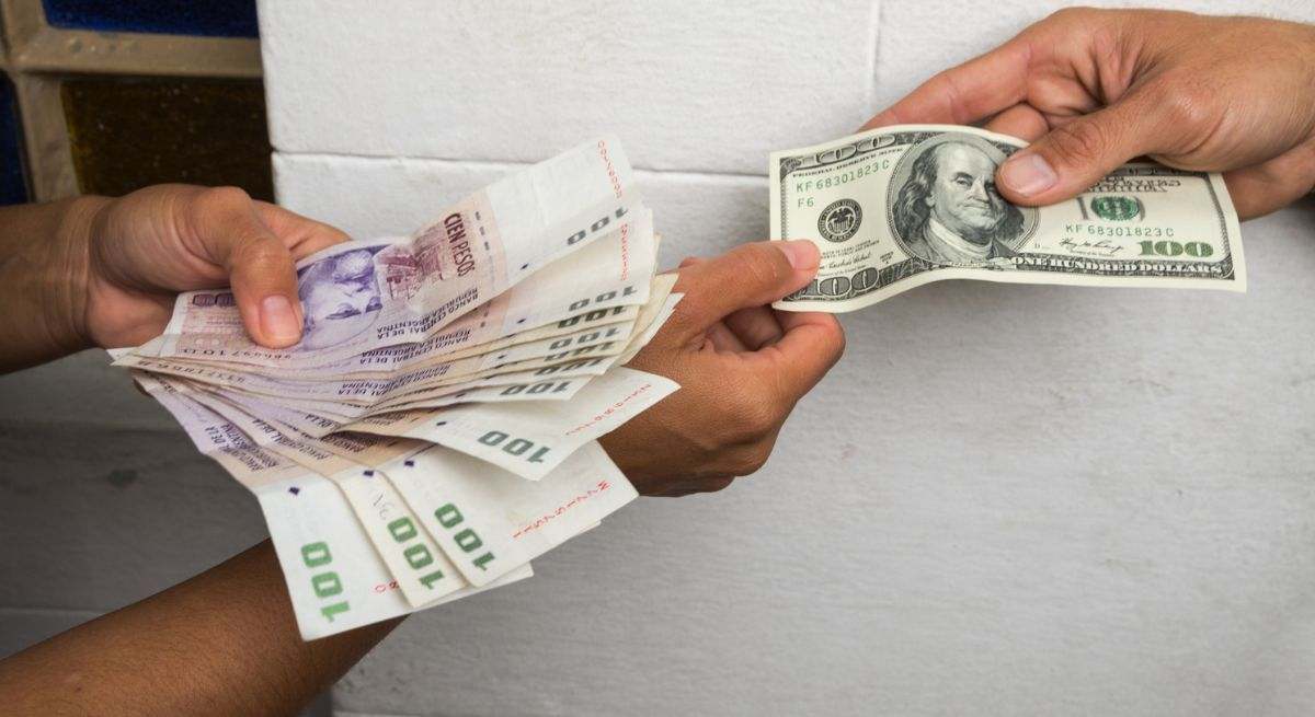 Milei-economia-dolar-peso-argentina-dreamstime.jpg