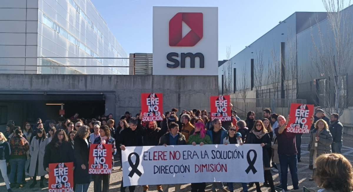 Trabajadores de SM protestan ante las instalaciones de la empresa