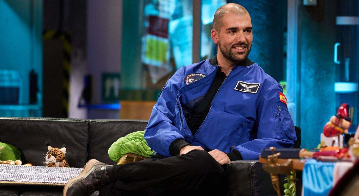 El astronauta pedro álvarez sentado en la Revuelta