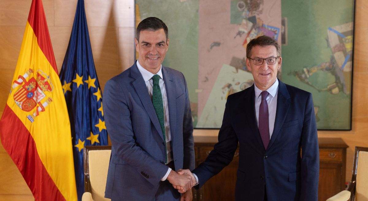 Pedro Sánchez y Feijóo se dan la mano. / Foto: EP