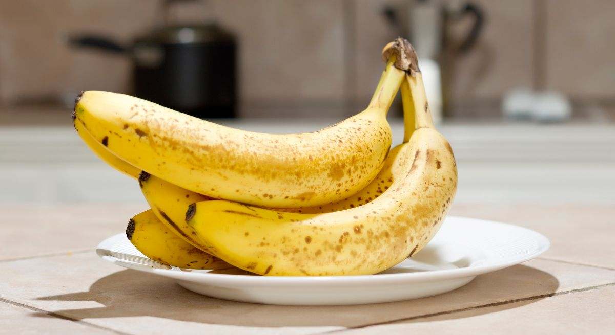 Los plátanos duran más si dejas de lado el frutero y los guardas con un simple artículo