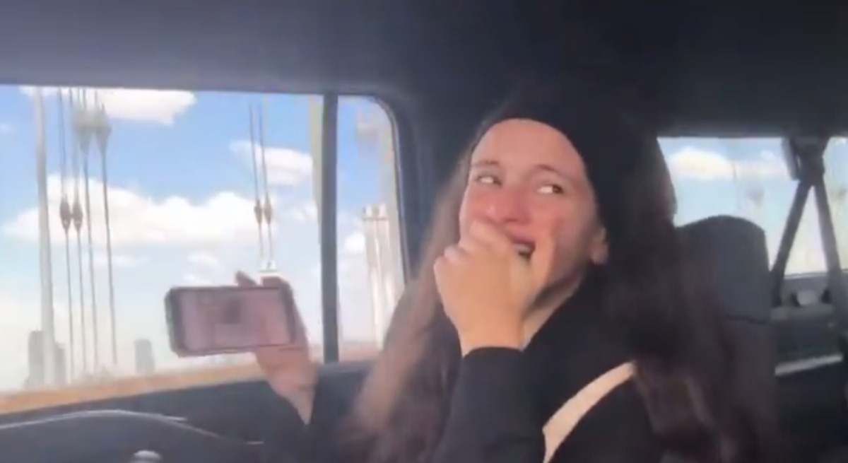Rosalía en su coche