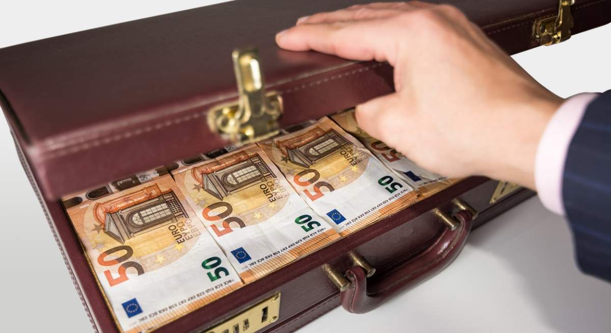 maletin-euros-istock.jpg