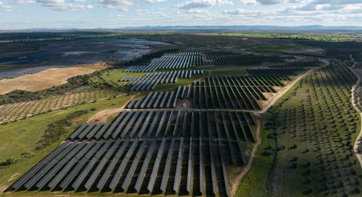 Vista aérea de la planta fotovoltaica Renopool. / Plenitude