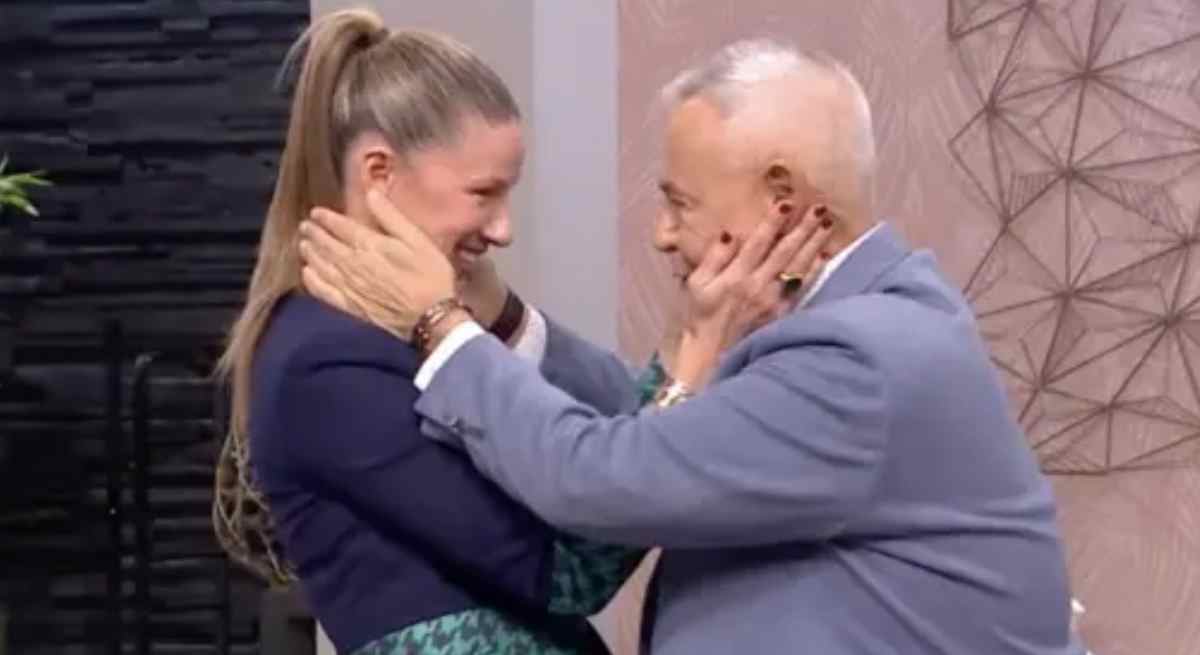 Anne Igartiburu y Jordi González se abrazan 