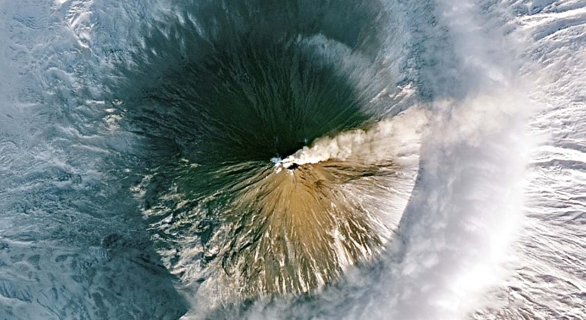 Un volcán activo en la Península siberiana de Kamchatka / EP
