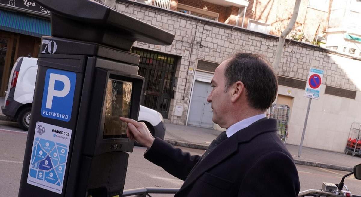 el delegado de Urbanismo, Medio Ambiente y Movilidad del Ayuntamiento de Madrid, Borja Carabante, en un parquímetro del SER