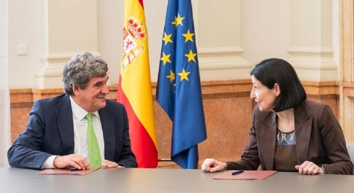 El goberno del Banco de España, José Luis Escrivá, y la presidenta del Consejo General del Notariado (CGN), Concepción Pilar Barrio Del Olmo.