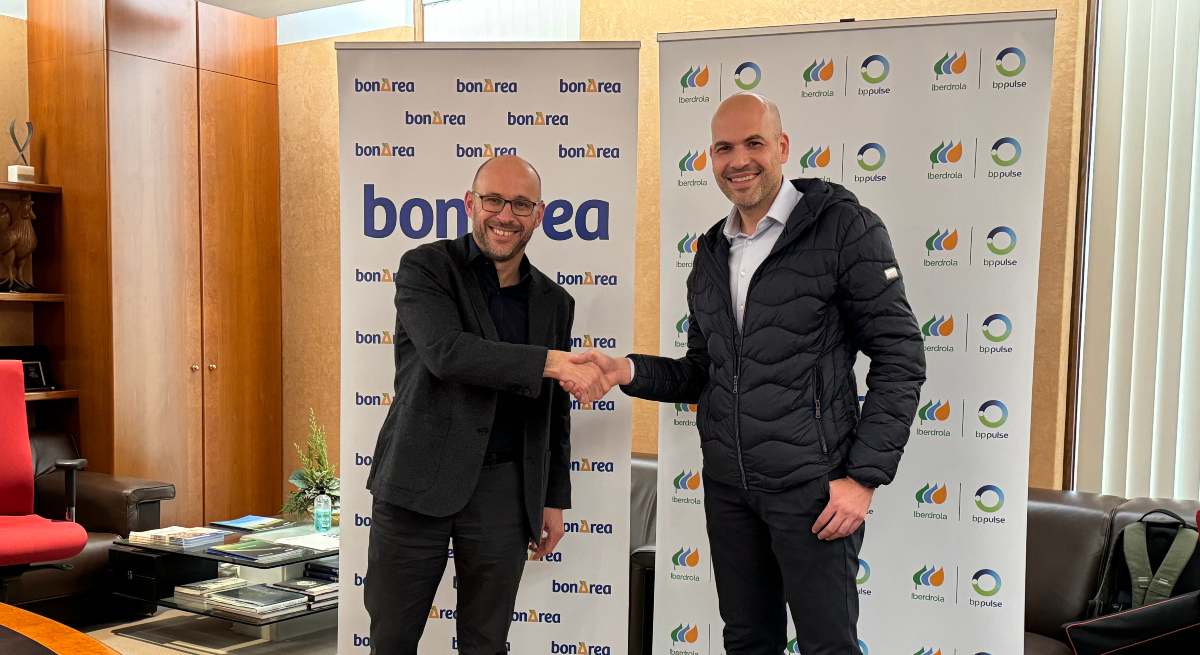 Pablo Pirles y Raúl Pacheco 'sellan' el acuerdo entre Iberdrola | bp pulse y bonÀrea Energía