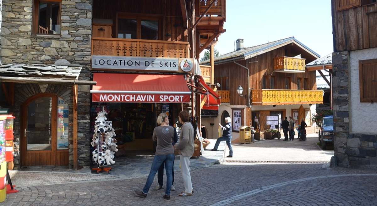 Centro de Montchavin (Francia) con edificios tradicionales