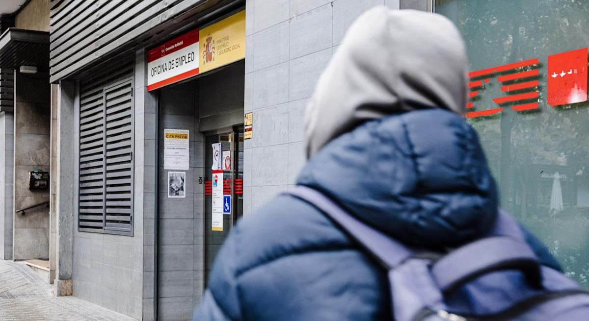 Una persona se dirige a una oficina de empleo