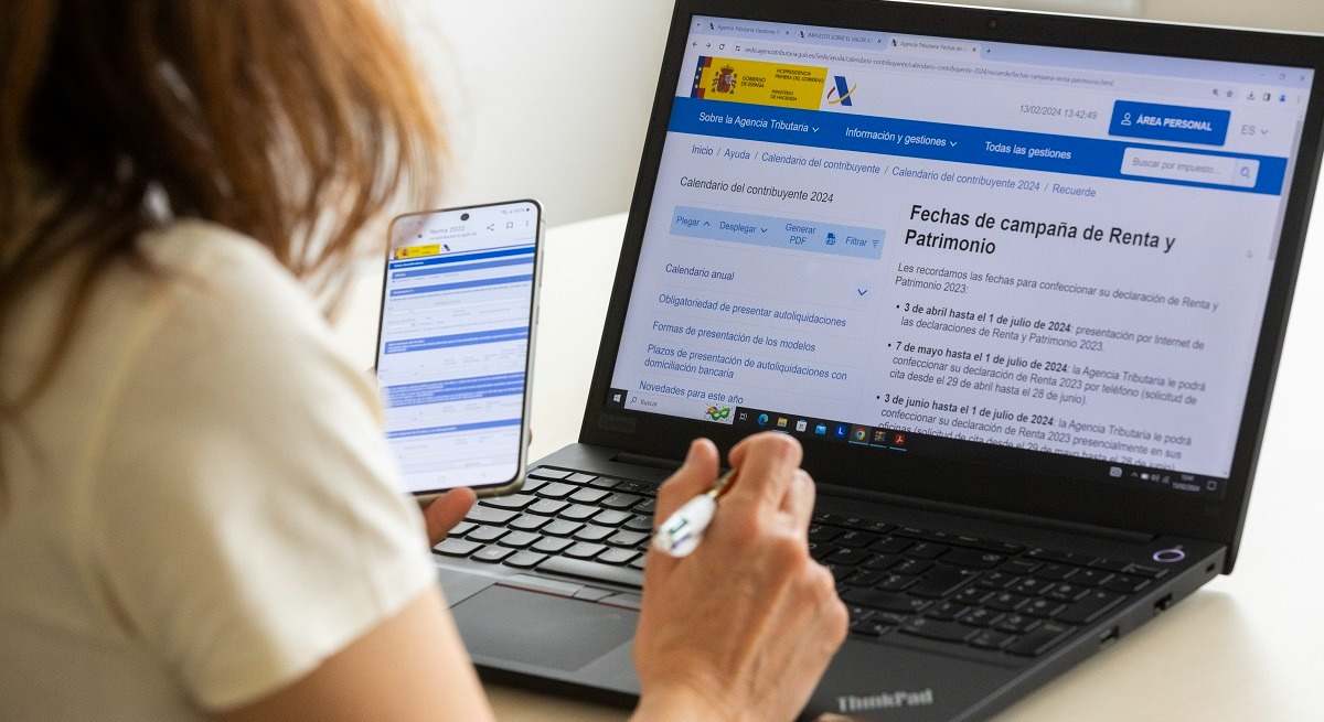 Una mujer en la página web de la Agencia Tributaria