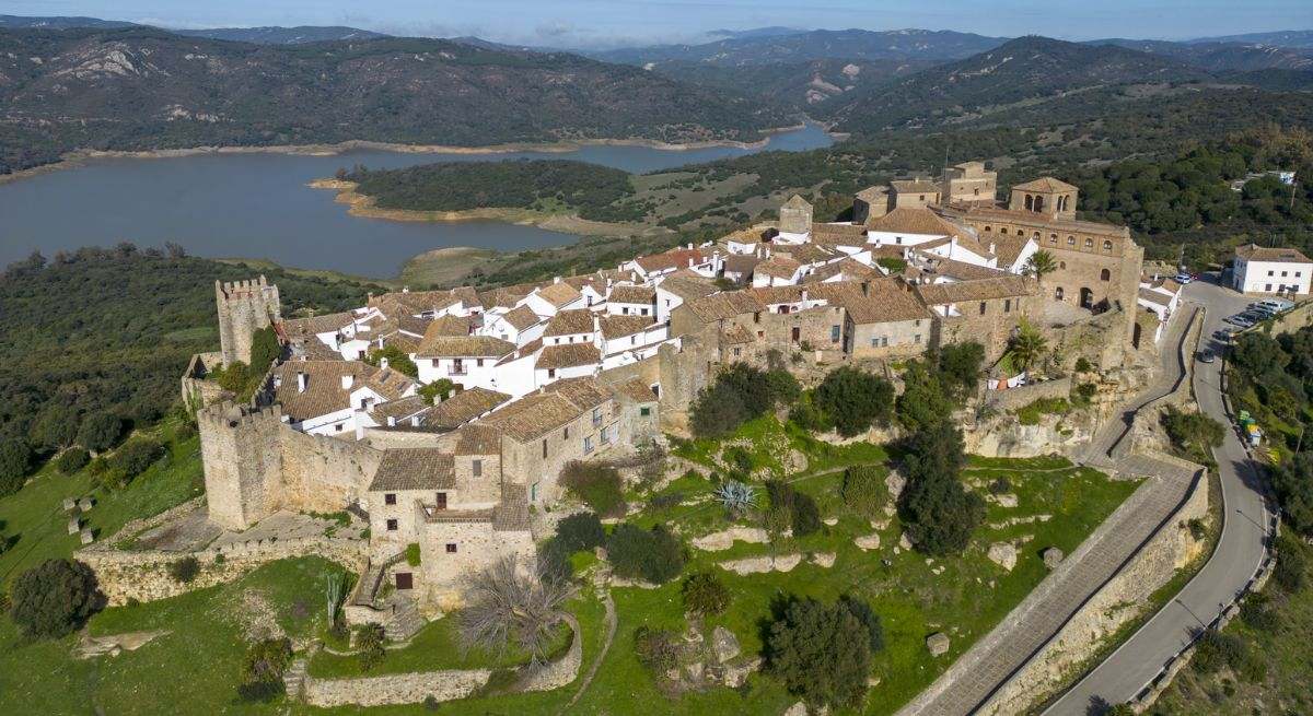 El pueblo más escondidos de la Costa de la Luz tiene una playa fluvial alejada del turismo masivo y un castillo medieval sobre un acantilado