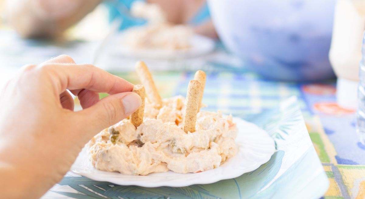 Gente compartiendo una ensaladilla rusa