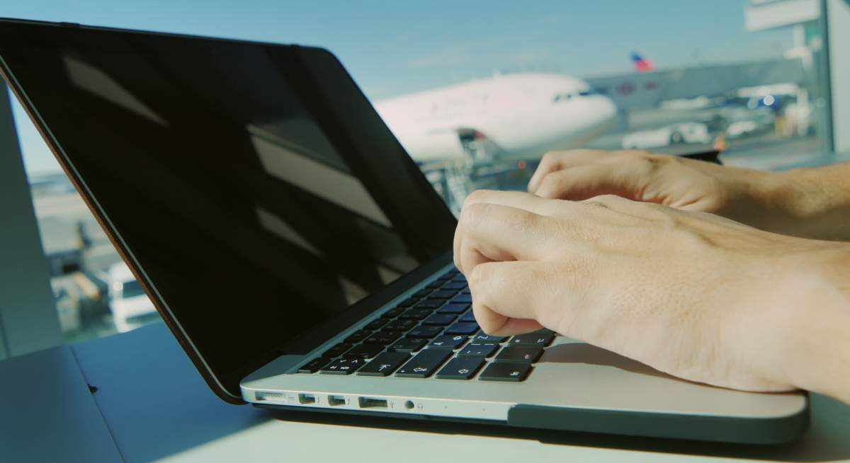 ordenador-avion-dreamstime-1200x655.jpg