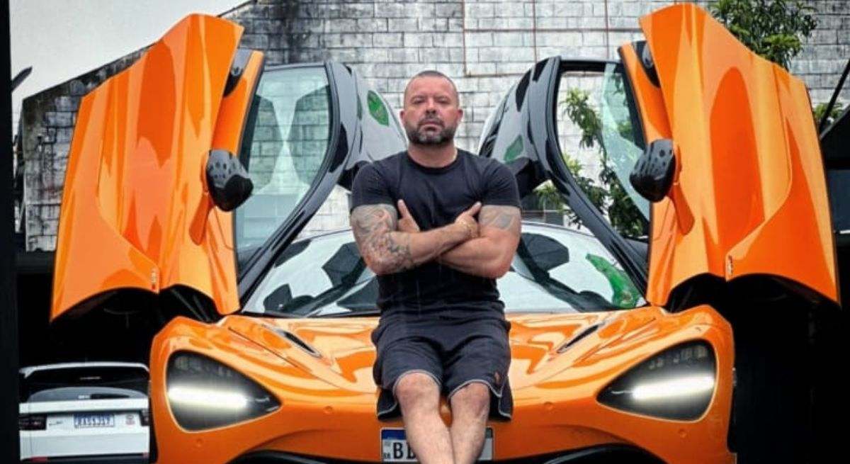 El influencer posando con un coche de lujo