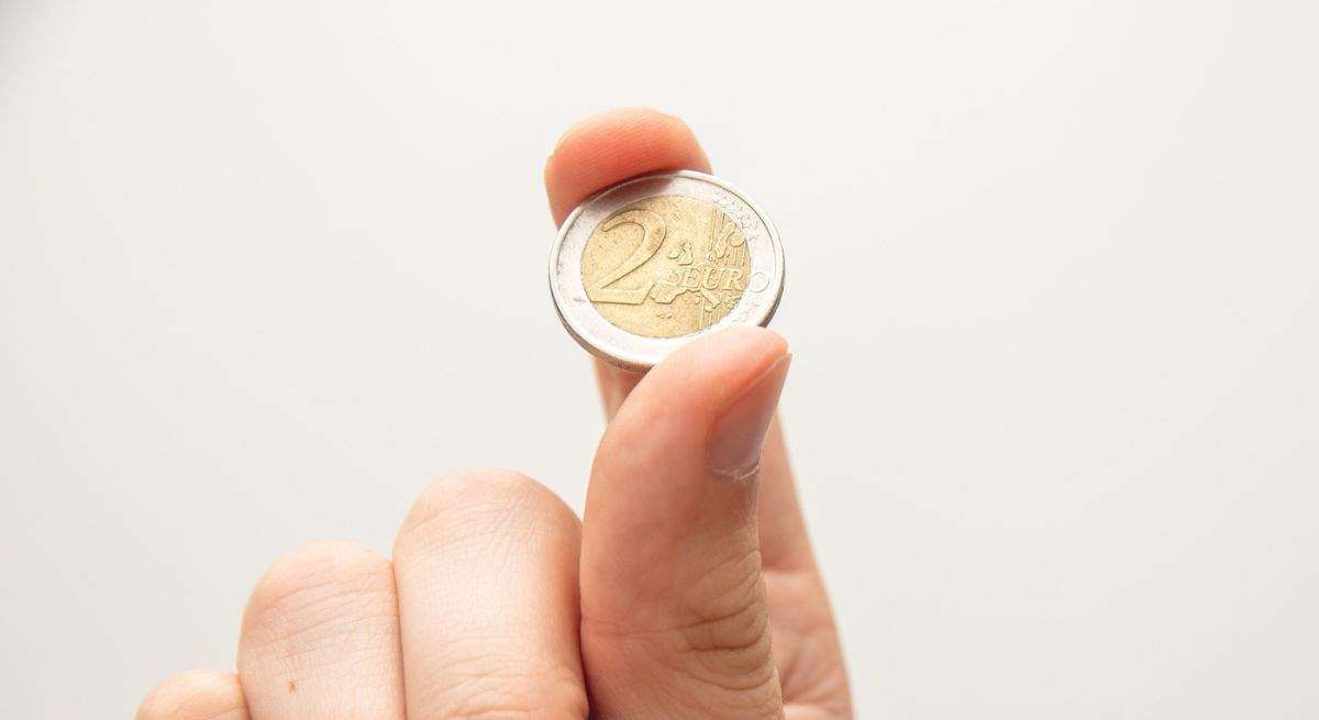 Revisa tus bolsillos: el fallo de esta moneda de dos euros te puede hacer ganar 2.000 euros