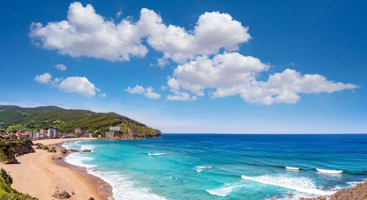 La playa de Bakio con vistas al pueblo homónimo al fondo