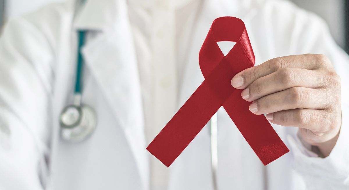 Es un tipo relativamente infrecuente de cáncer que se origina en ciertos glóbulos blancos de la médula ósea