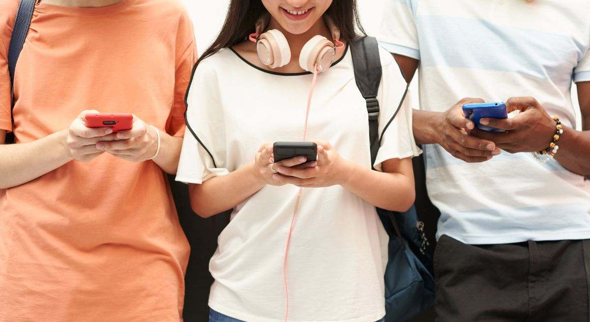 Jóvenes usando el móvil y las redes sociales en el transporte público