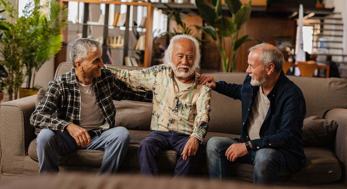 Grupo de amigos mayores celebran la jubilación