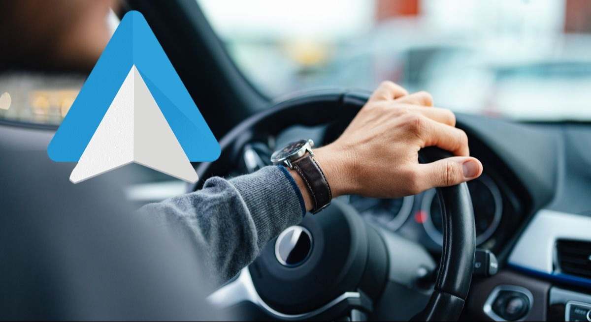 Montaje hombre conduciendo y logo Android Auto