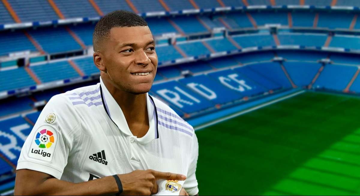 Montaje de Kylian Mbappé con la camiseta del Real Madrid con el Estadio Santiago Bernabéu de fondo