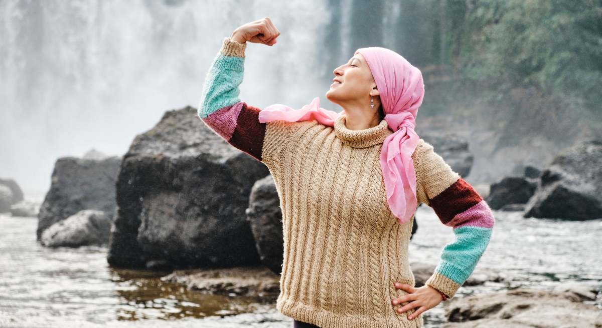 mujer-panuelo-rosa-cancer.jpg