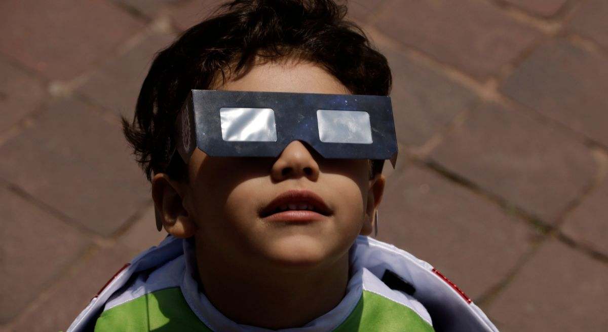 Las palabras de un experto sobre cómo ver un eclipse de forma segura: "Puedes tener manchas permanentes en tu campo visual o perder la visión central"