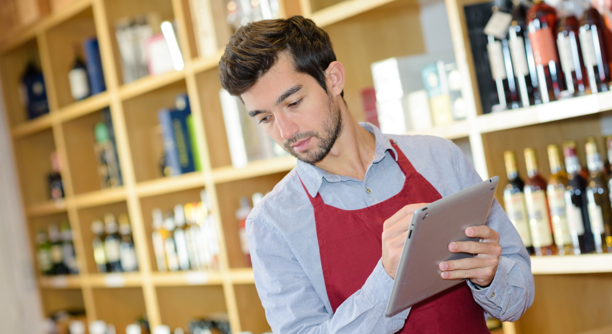 trabajador-vendedor-apunta-tablet-dreamstime.jpg