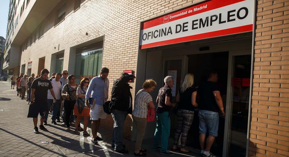 Oficina_Empleo_Cola_personas_Reuters.jpg