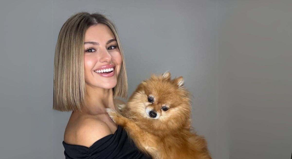 Andrea posando con su perro