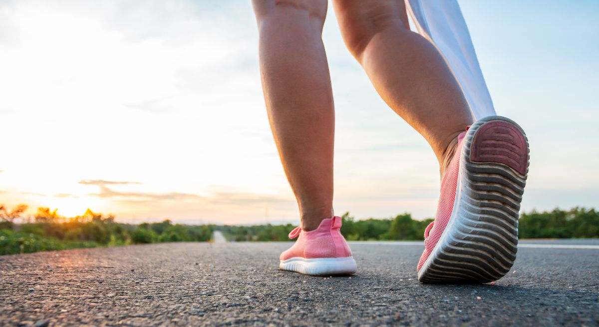 persona-camina-detalle-zapatillas-canva.jpg