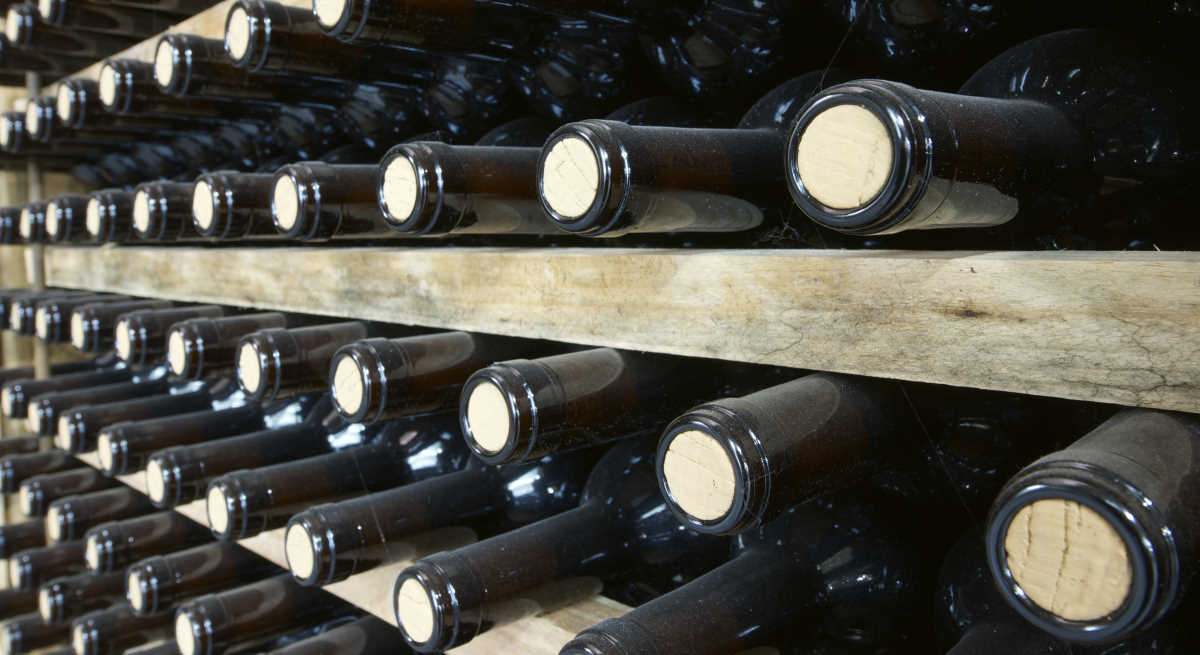 Botellas de vino en una bodega