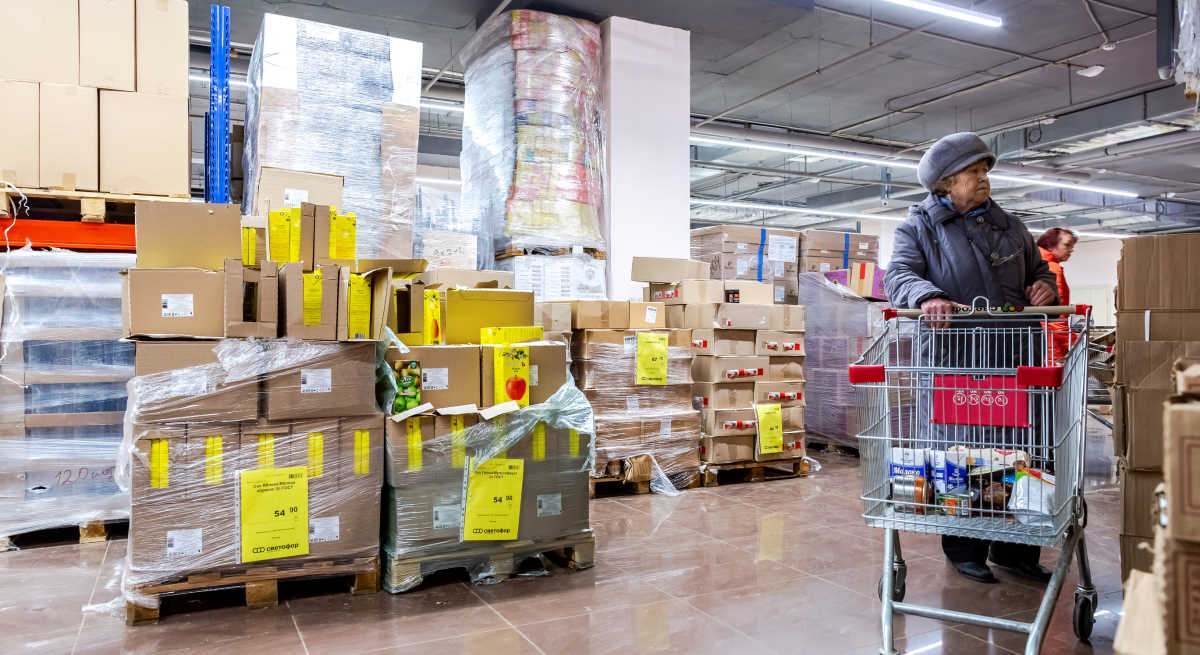 Una clienta compra en una tienda característica de Svetofor, donde se aprecia la austeridad de la oferta.