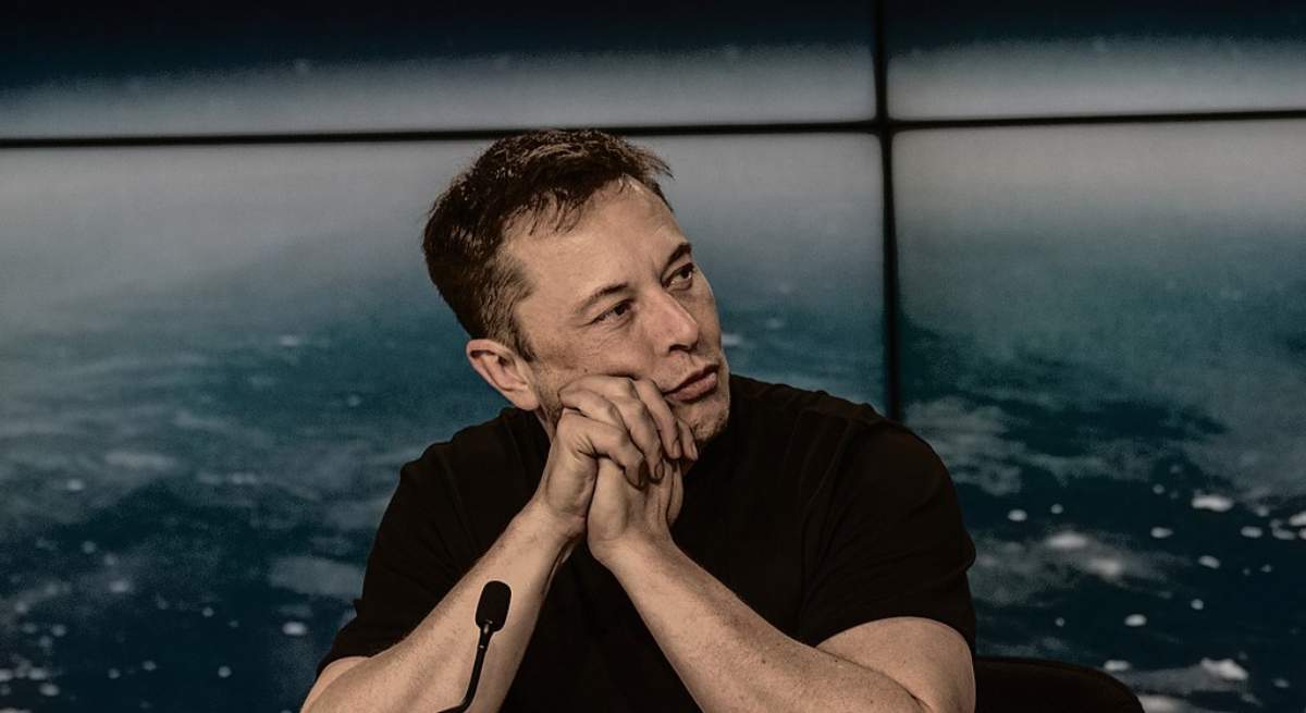 1024px-Elon_Musk_at_a_Press_Conference.jpg