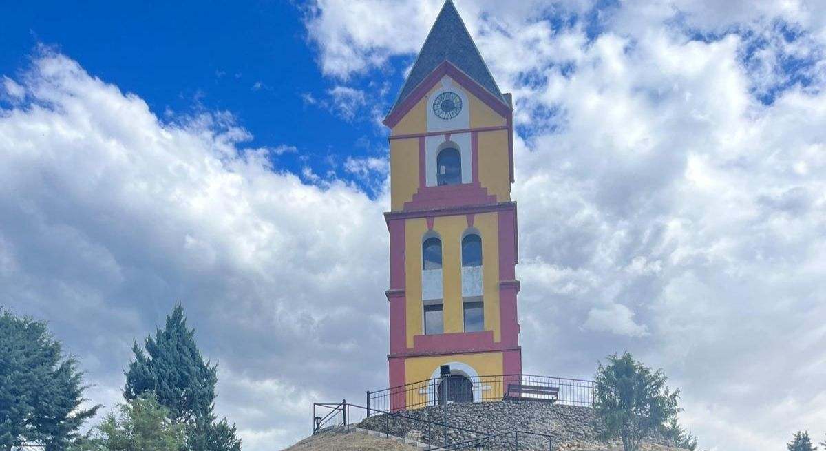 La emblemática torre de colores de Almanza