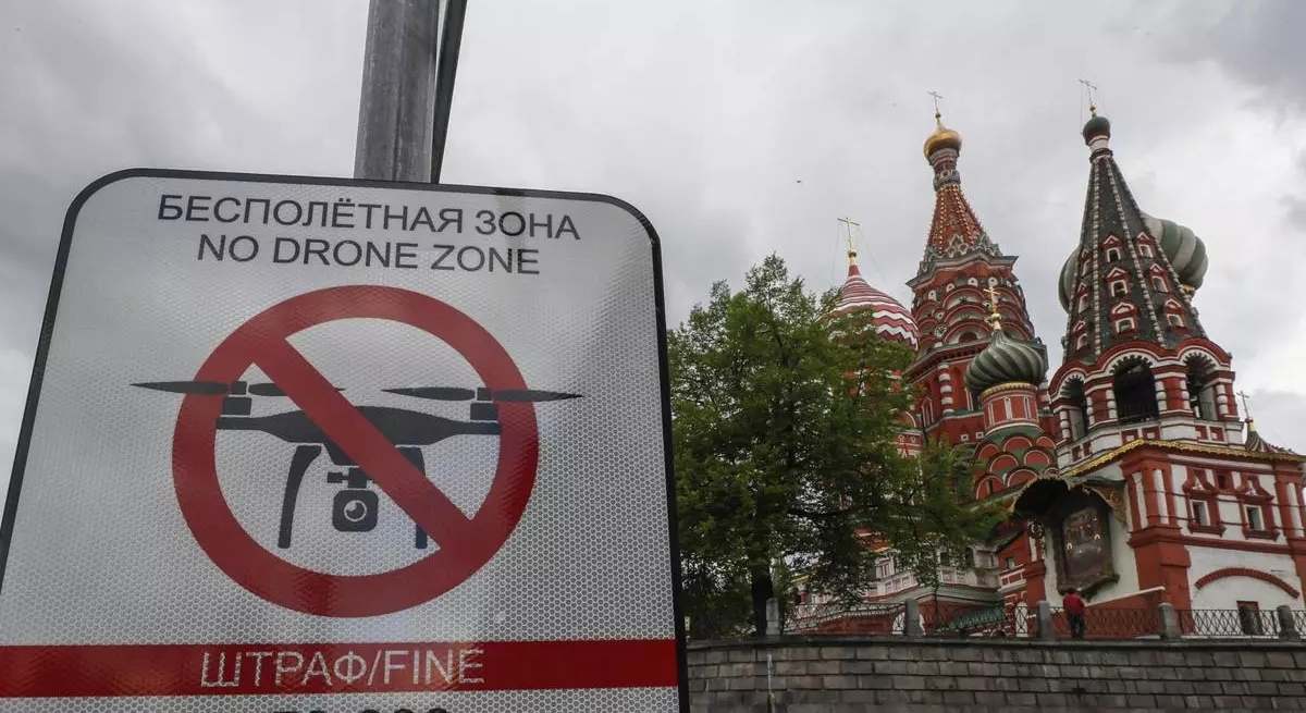 Un letrero prohibiendo los drones en la Plaza Roja de Moscú / EP