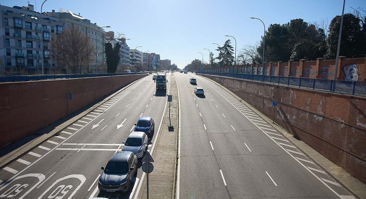 Varios coches en la A-5 a la altura de la Avenida de los Poblados. Foto: EP.