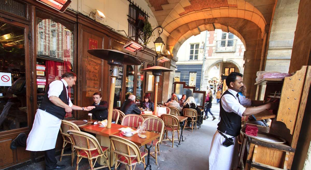 camareros-terraza-paris-istock.jpg
