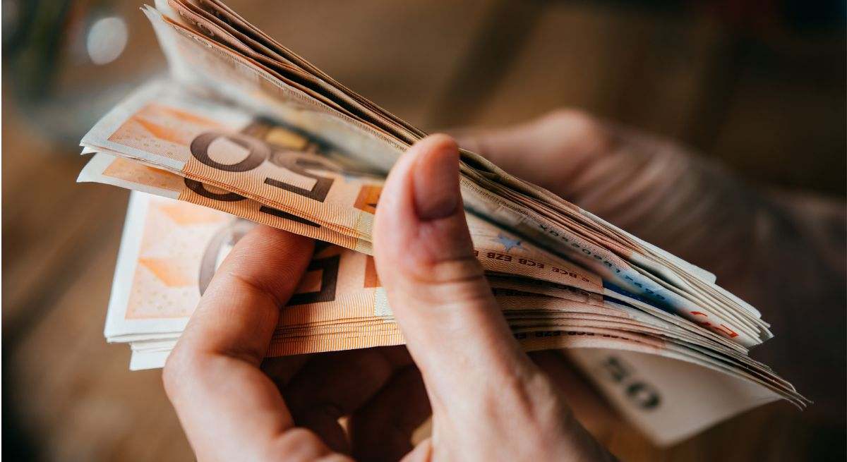 Manos con billetes 