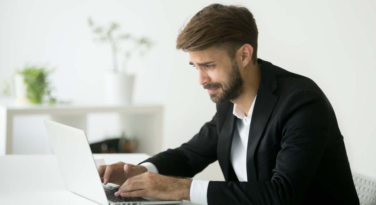 trabajador-preocupado-ordenador-dreamstime.jpg
