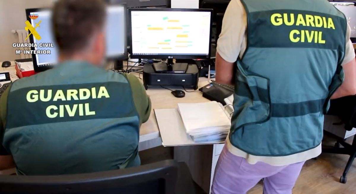 Agentes de la Guardia Civil en una investigación.