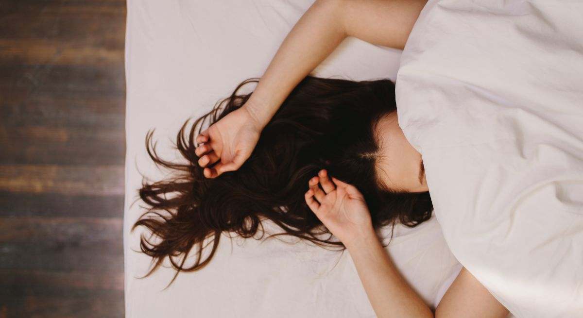 Una persona descansa plácidamente en su cama