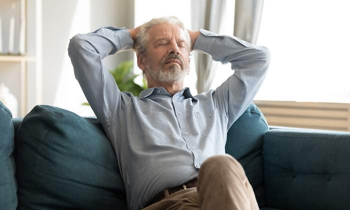 jubilado-reclinado-sillon-dreamstime.jpg