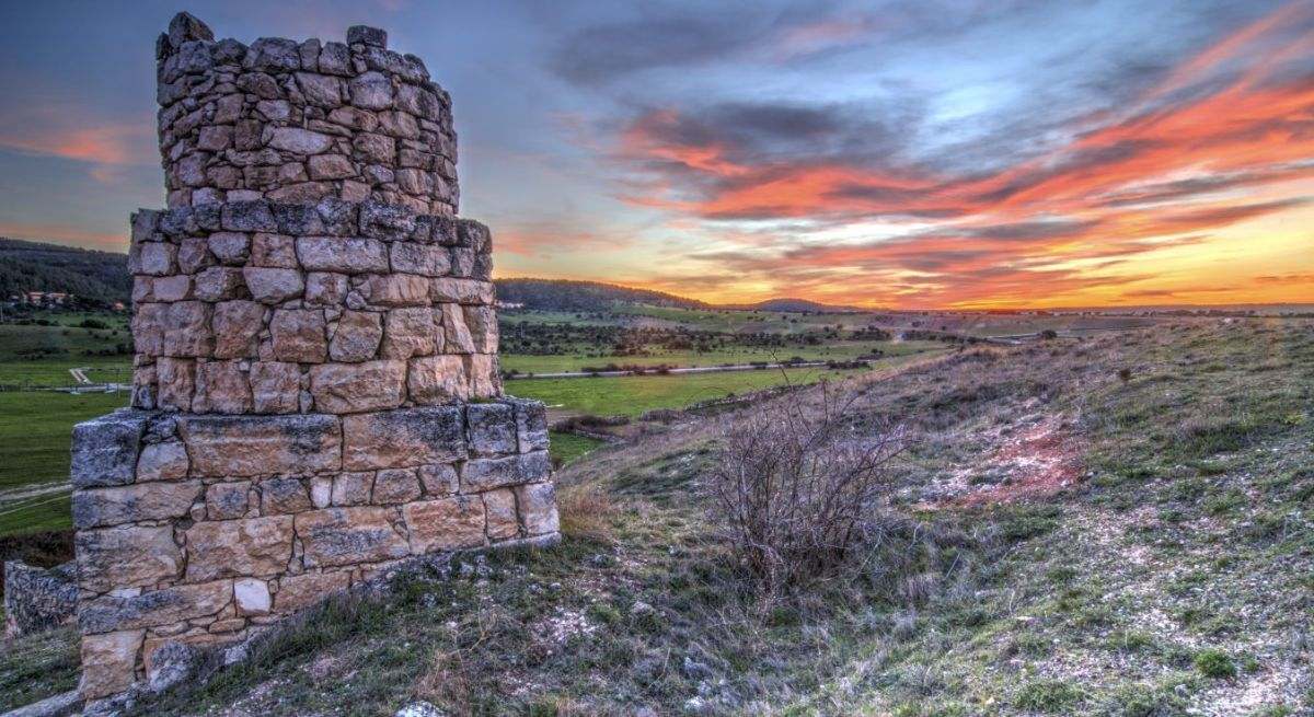 Chimenea antigua en ruinas