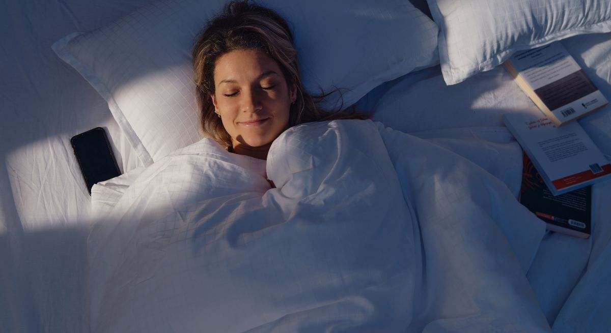 Una mujer descansa plácidamente en su cama