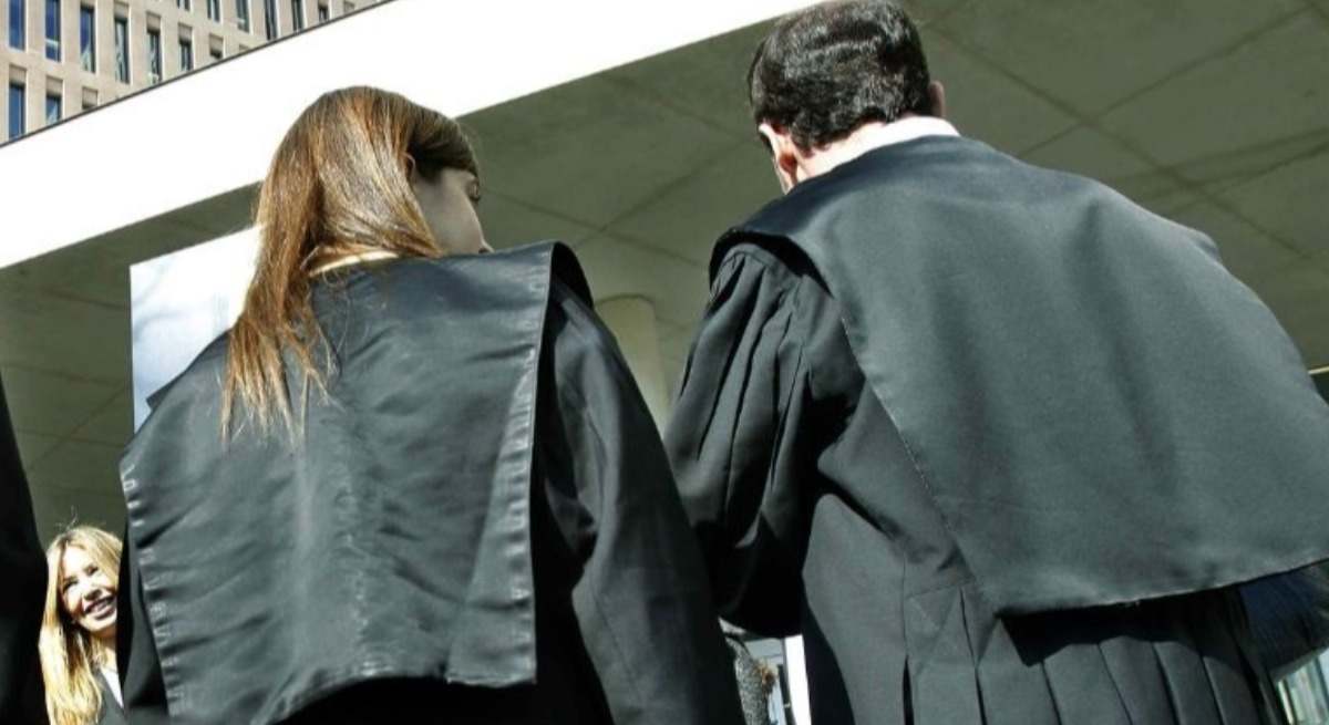 Vista de dos jueces a la puerta de un juzgado