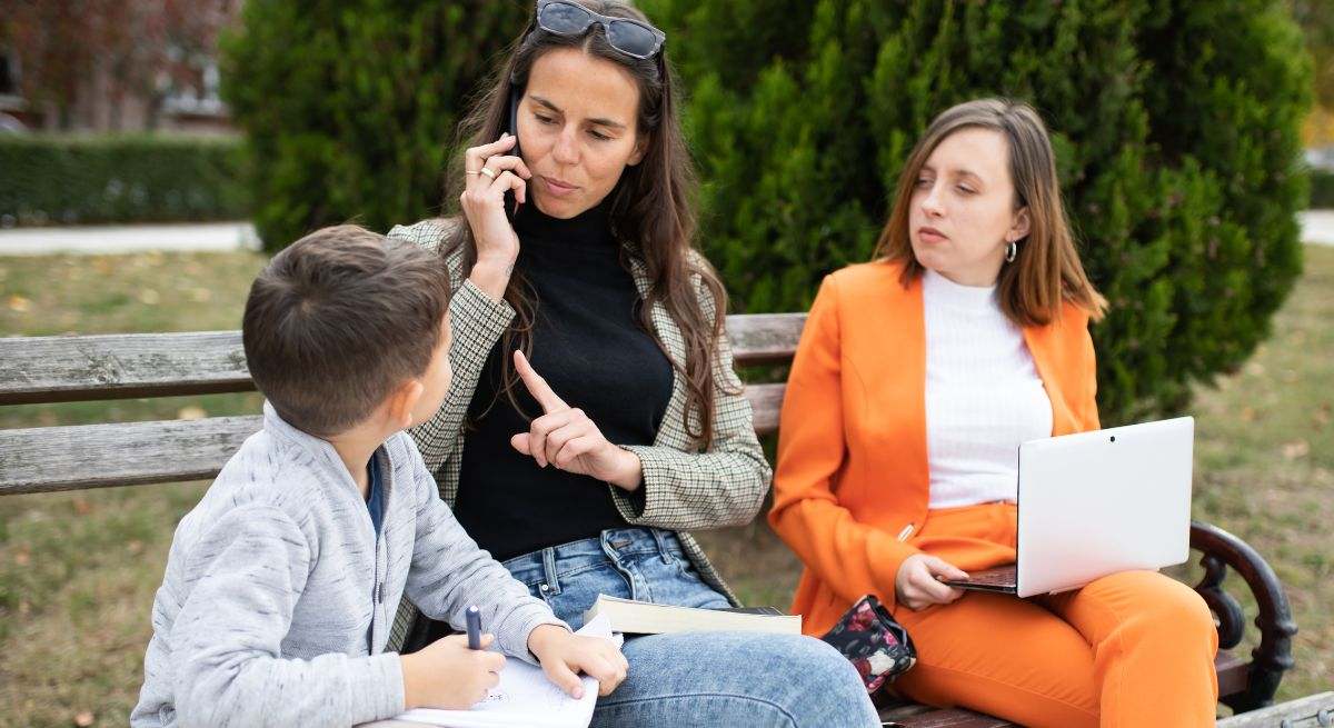 Una madre interrumpe la conversación con su hijo pequeño